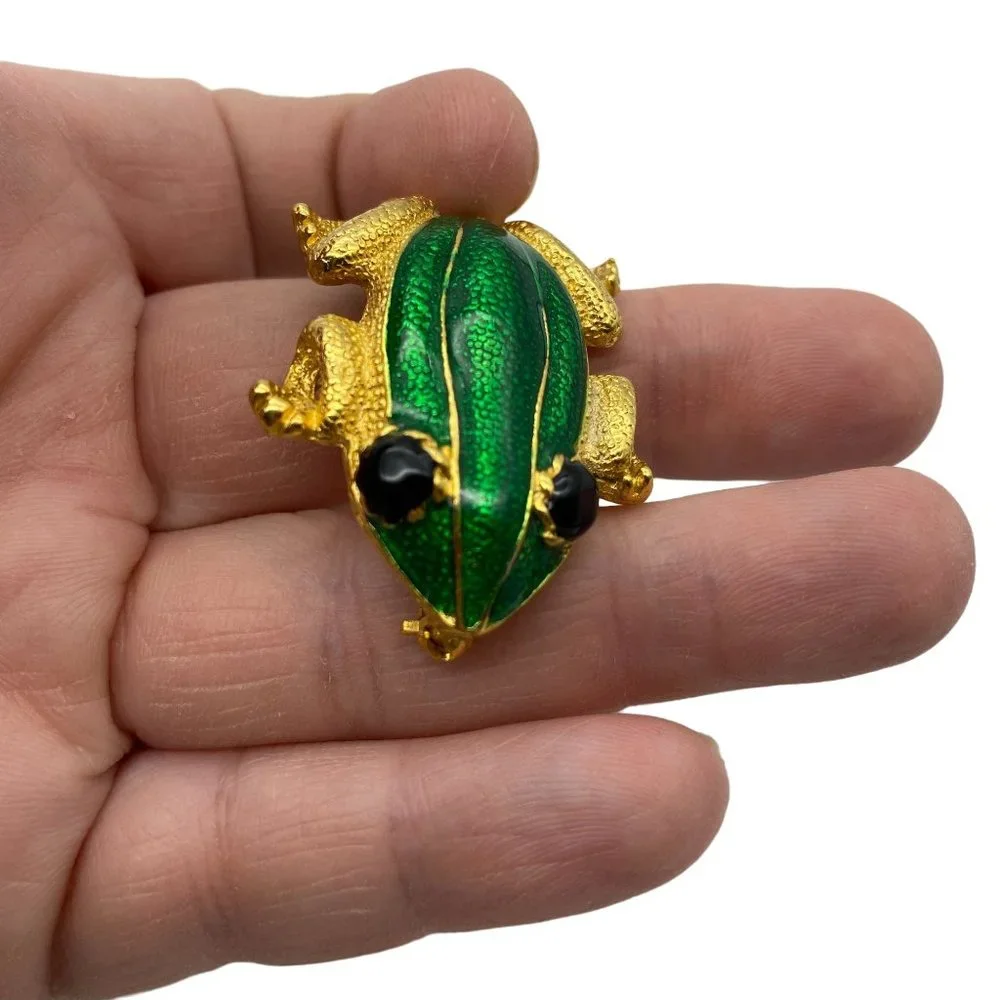 Frog brooch lapel pin green enamel gold tone black eyes unmarked reptile amphibi